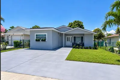 802 SW 5th Ave, Delray Beach: photo 1 of 8