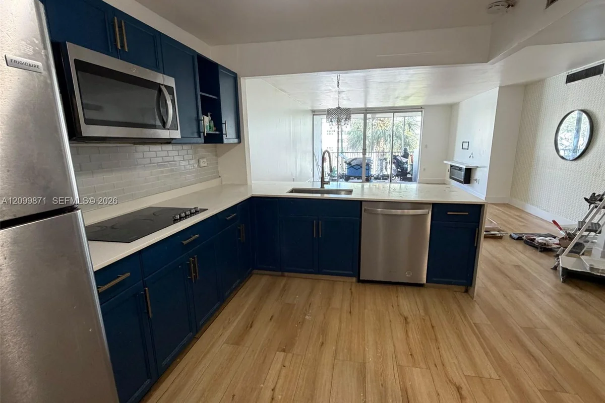 1710 NE 191st St #210-3, Miami: photo 1 of 10