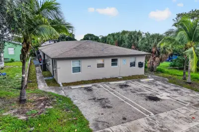 633 10th St #2, West Palm Beach: photo 1 of 11