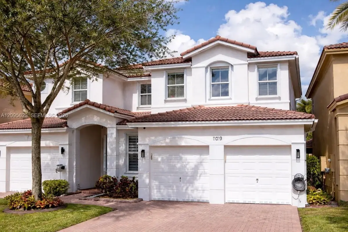 Townhouse in Doral: photo 1 of 36