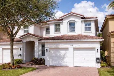 Townhouse in Doral: photo 1 of 36