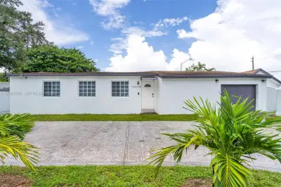 13470 NW 16th Ave, North Miami: photo 1 of 27