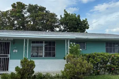 1155 W 33rd Pl, Hialeah: photo 1 of 2