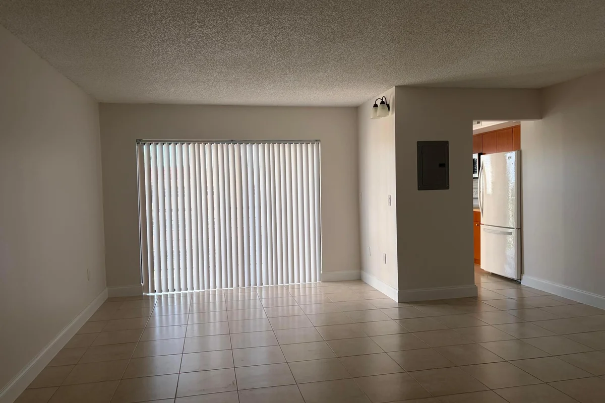 Condo in Lauderhill: photo 1 of 10