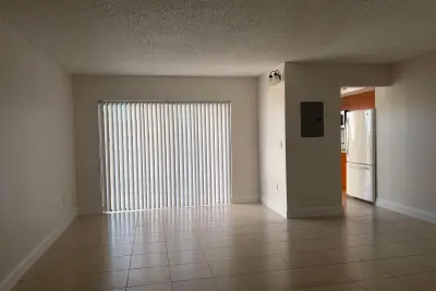 Condo in Lauderhill: photo 1 of 10