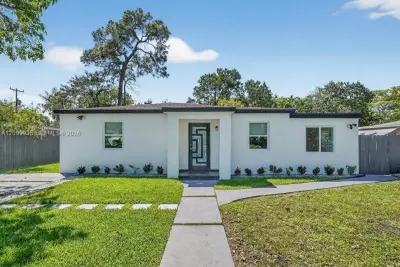 1010 NE 138th St, North Miami: photo 1 of 18