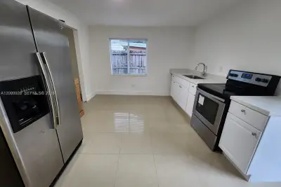 520 E 49th St, Hialeah: photo 1 of 7