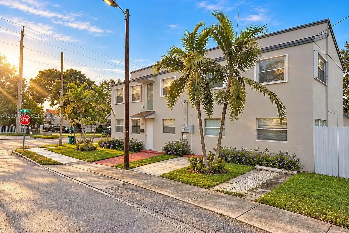 2450 NW 11th St, Miami: photo 1 of 42