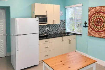 8510 SW 47th St #B, Miami: photo 1 of 9