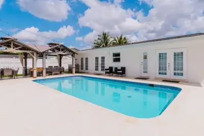 7960 Orleans St, Miramar: photo 1 of 20