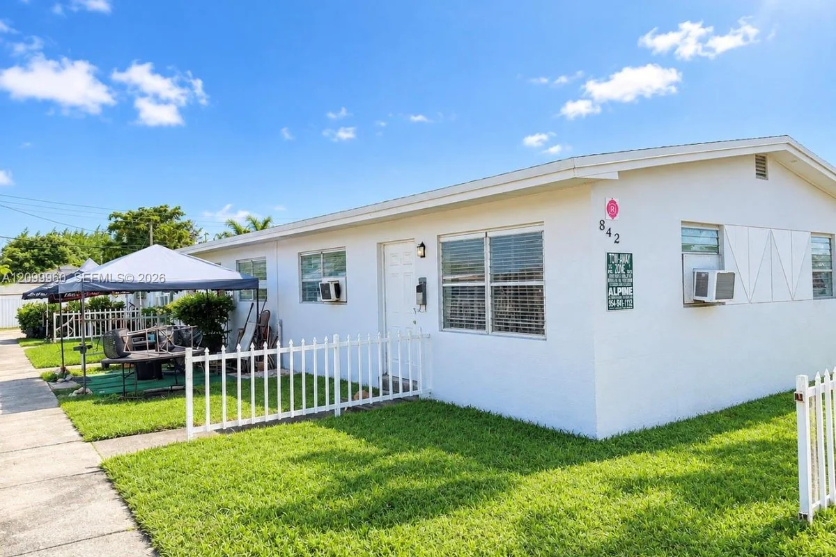 842 NW 8th St #4, Hallandale Beach: photo 1 of 13