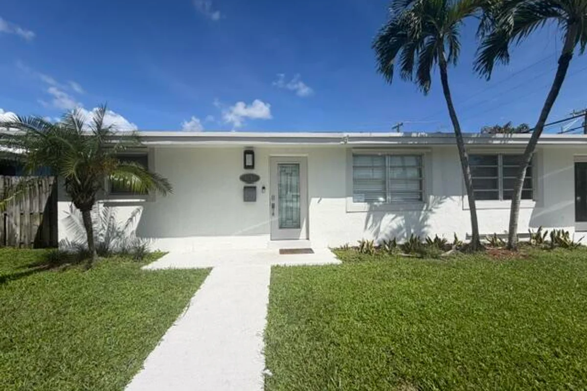 1715 NE 60th St, Fort Lauderdale: photo 1 of 23