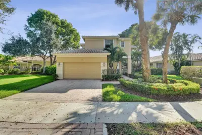 House in Weston: photo 1 of 37