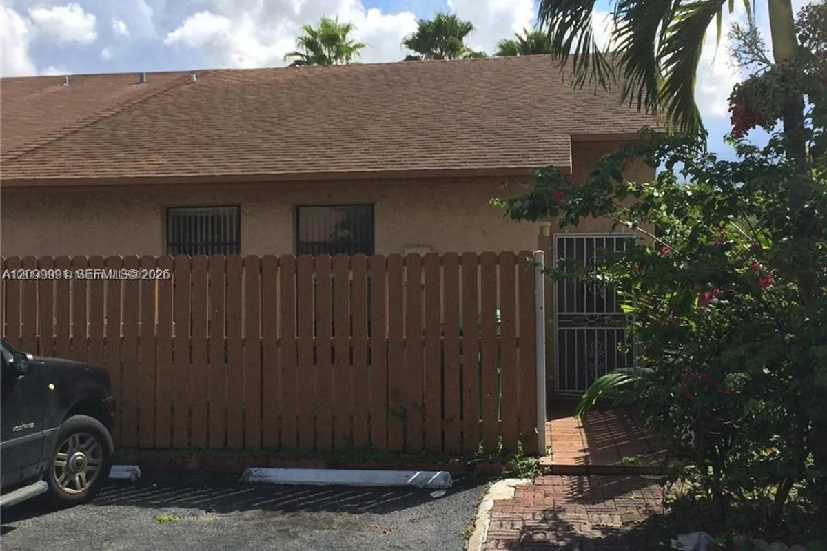 6721 NW 189th Ter, Hialeah: photo 1 of 17