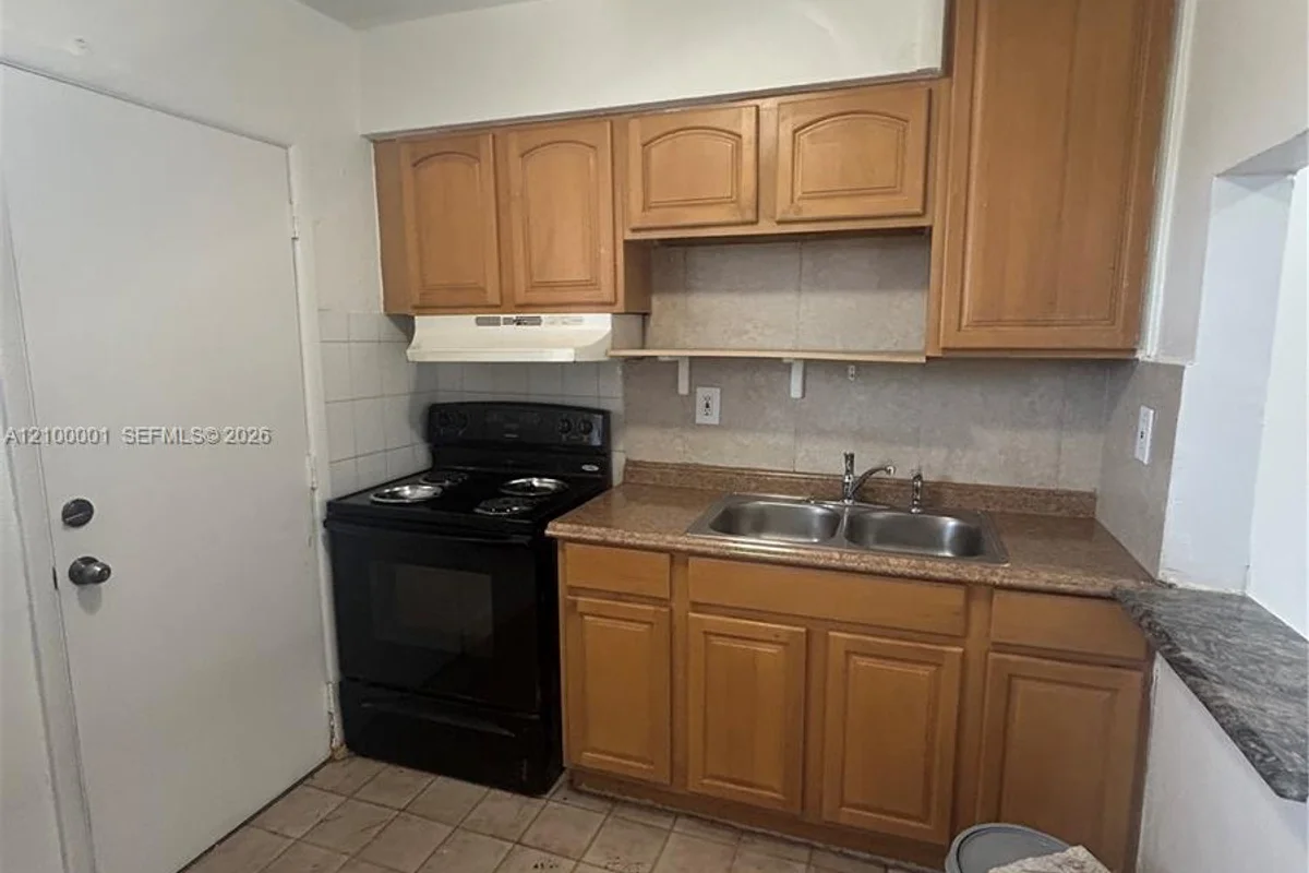 2441 NW 13th St #81, Miami: photo 1 of 23