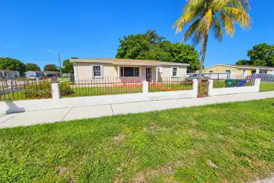 15600 NW 28th Ct, Miami Gardens: photo 1 of 14