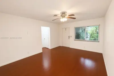 345 NW 32nd St, Oakland Park: photo 1 of 7