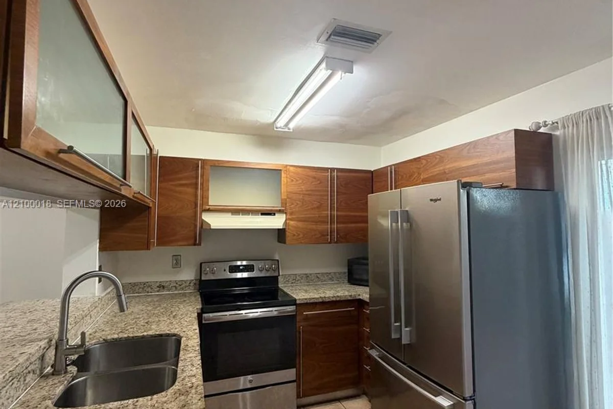Townhouse in Cooper City: photo 1 of 16