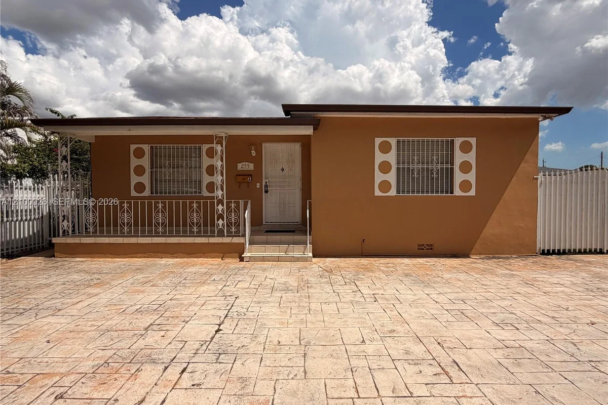 255 SW 60th Ave, Miami: photo 1 of 12