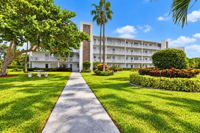 4025 Swansea B, Deerfield Beach: photo 1 of 101