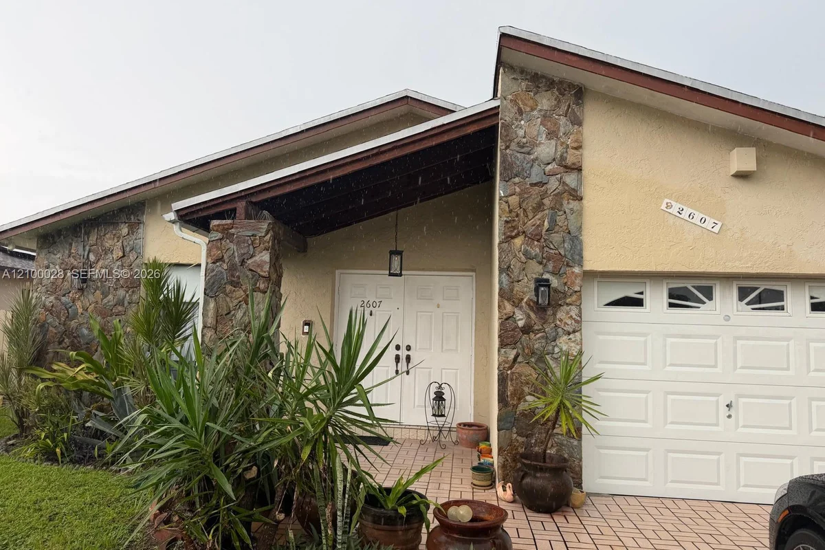 2607 Harding St, Hollywood: photo 1 of 16