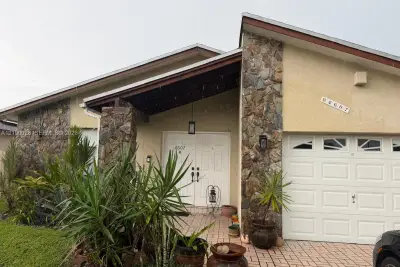 2607 Harding St, Hollywood: photo 1 of 16