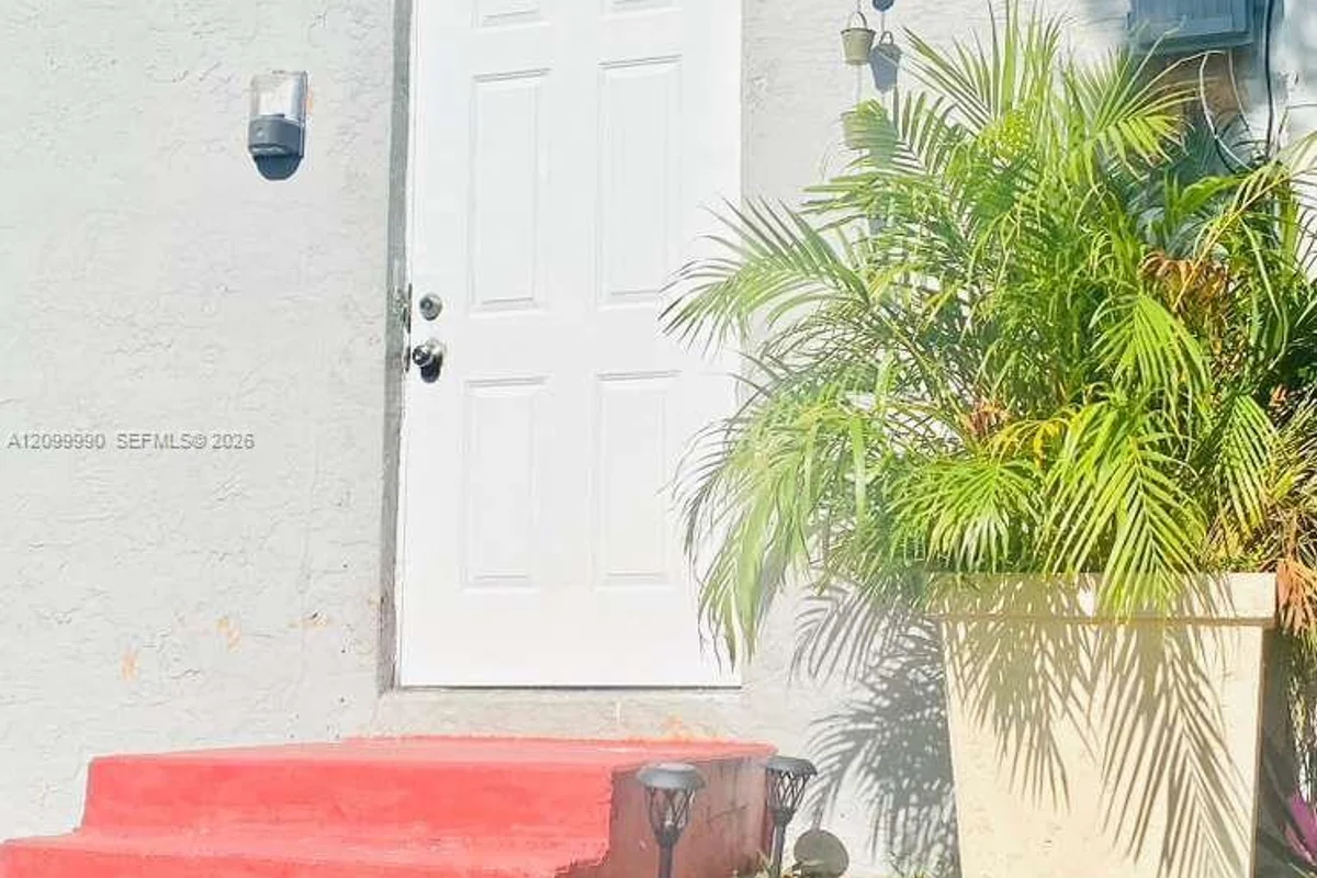 1558 NW 103rd St, Miami: photo 1 of 7