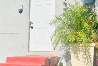 1558 NW 103rd St, Miami: photo 1 of 7