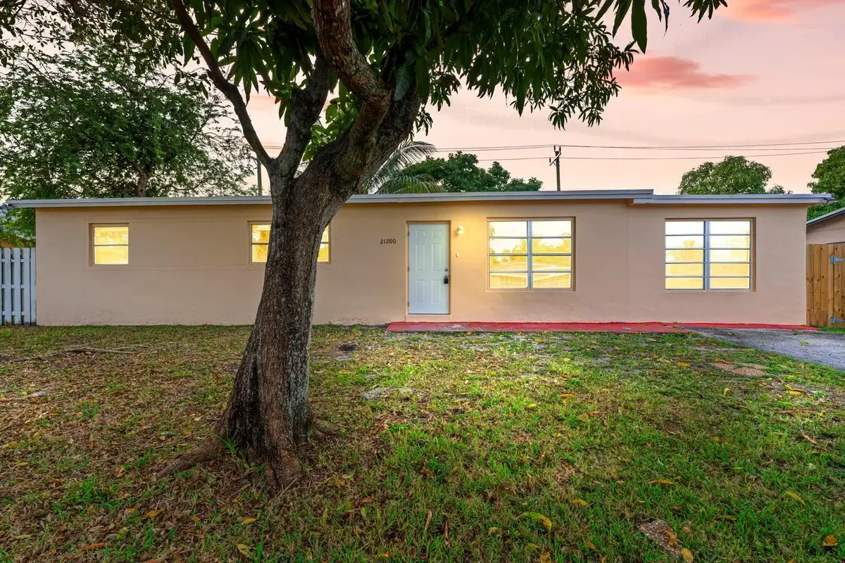 21200 NE 12th Ct, Miami: photo 1 of 31