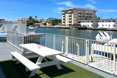 8271 Crespi Blvd #2, Miami Beach: photo 1 of 10