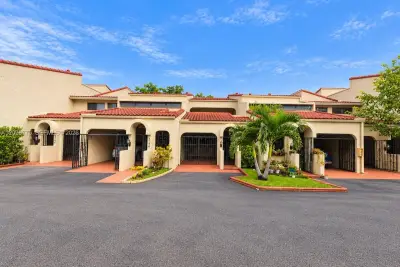 3746 Estepona Ave #14S1, Doral: photo 1 of 42