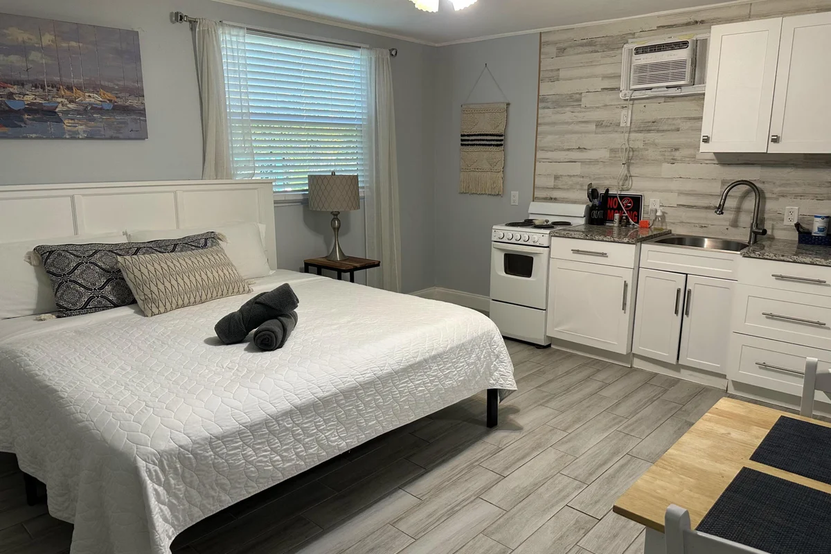 1258 Beach Rd, Riviera Beach: photo 1 of 13