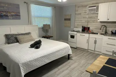 1258 Beach Rd, Riviera Beach: photo 1 of 13