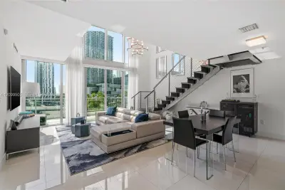 92 SW 3rd St #708, Miami: photo 1 of 29