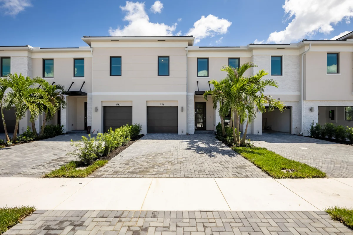 1185 Carillon St, Wellington: photo 1 of 36