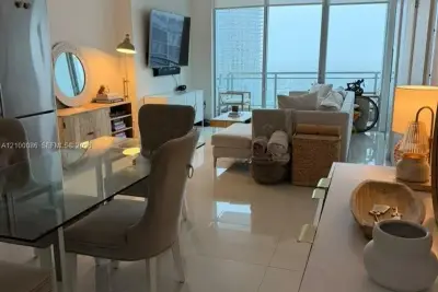 92 SW 3rd St #4009, Miami: photo 1 of 7