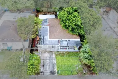 1085 NW 25th St, Miami: photo 1 of 11