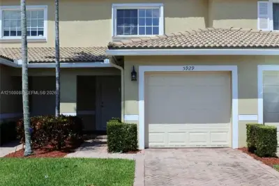 5929 Royal Way, Tamarac: photo 1 of 32