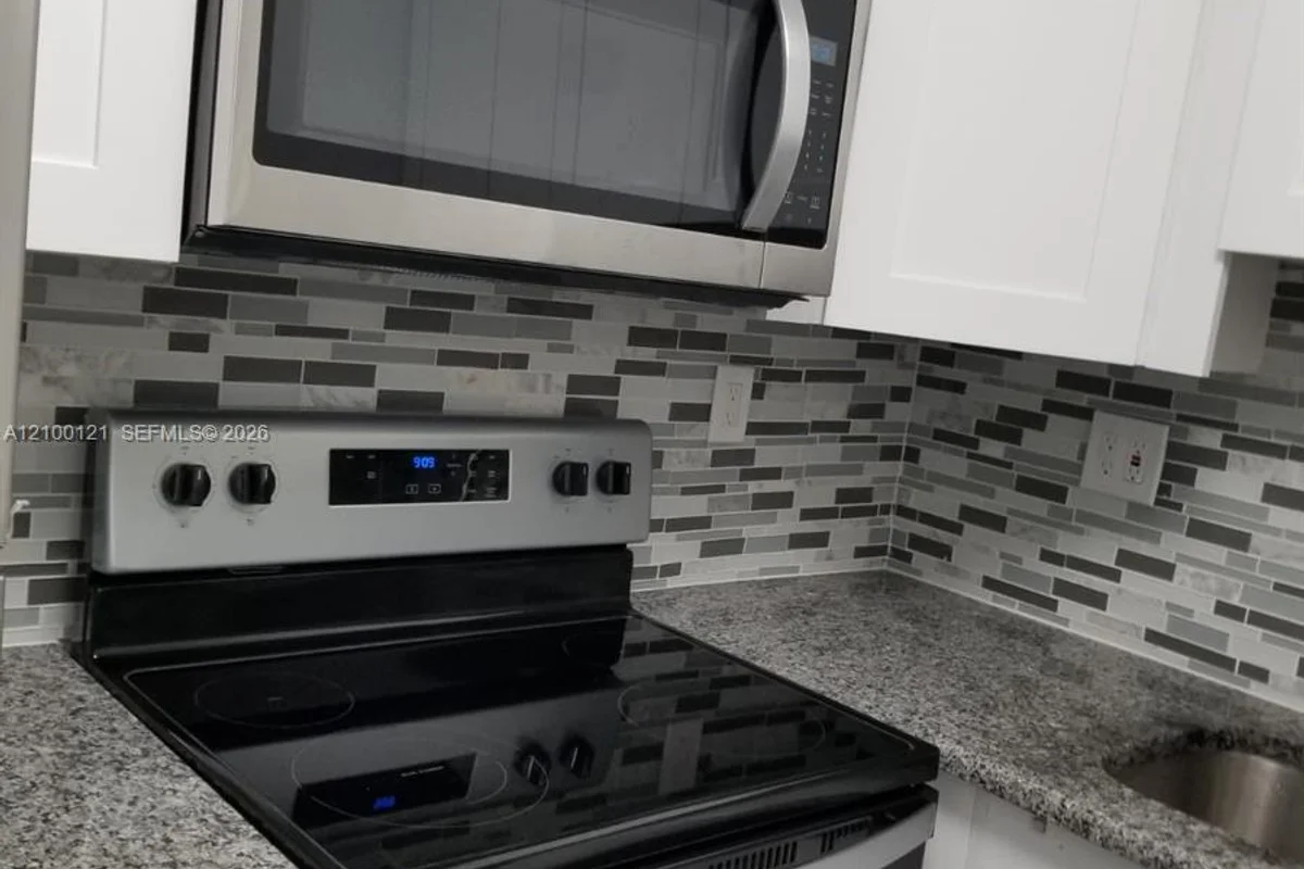 2990 NE 16th Ave #105, Oakland Park: photo 1 of 20