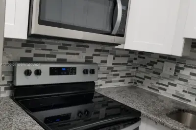 2990 NE 16th Ave #105, Oakland Park: photo 1 of 20