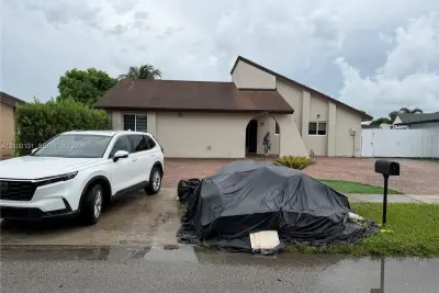 12246 SW 210th St, Miami: photo 1 of 53