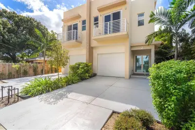 1720 SW 20th St, Fort Lauderdale: photo 1 of 36
