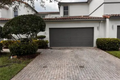 876 W Spinnaker Dr W, Hollywood: photo 1 of 46