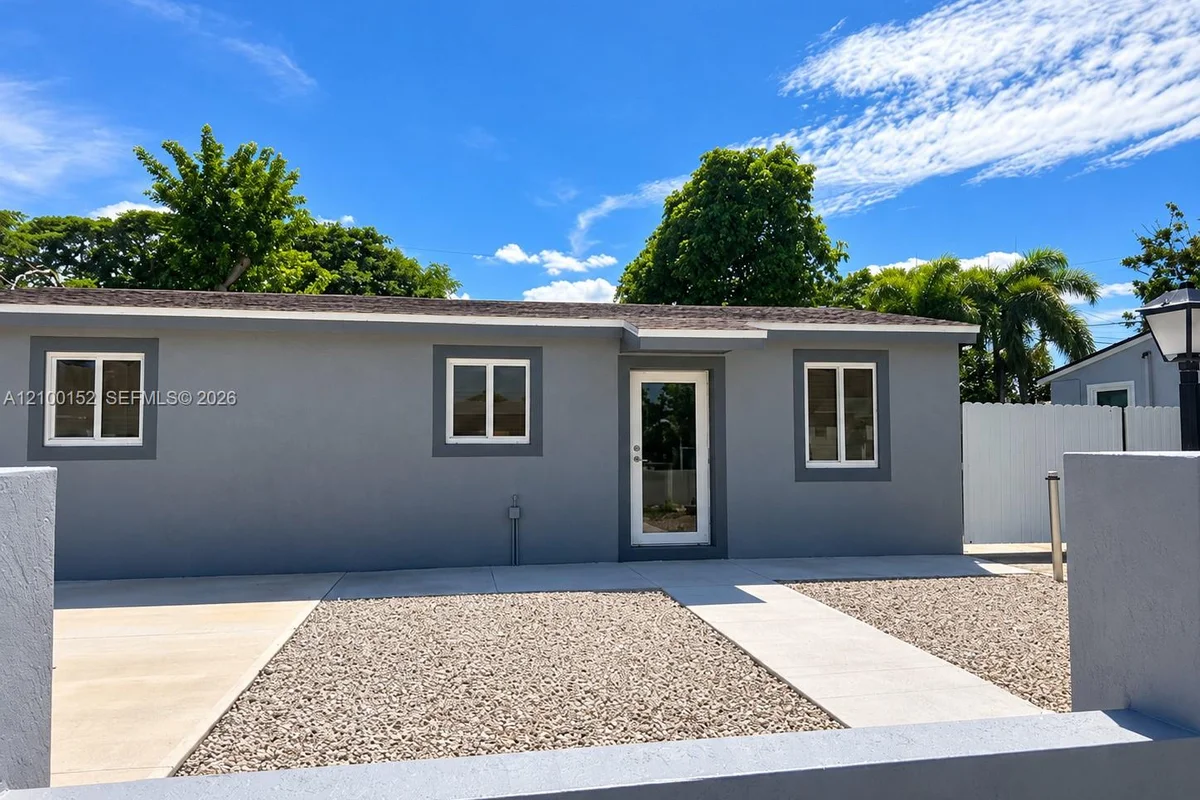 877 NW 3rd St, Florida City: photo 1 of 13