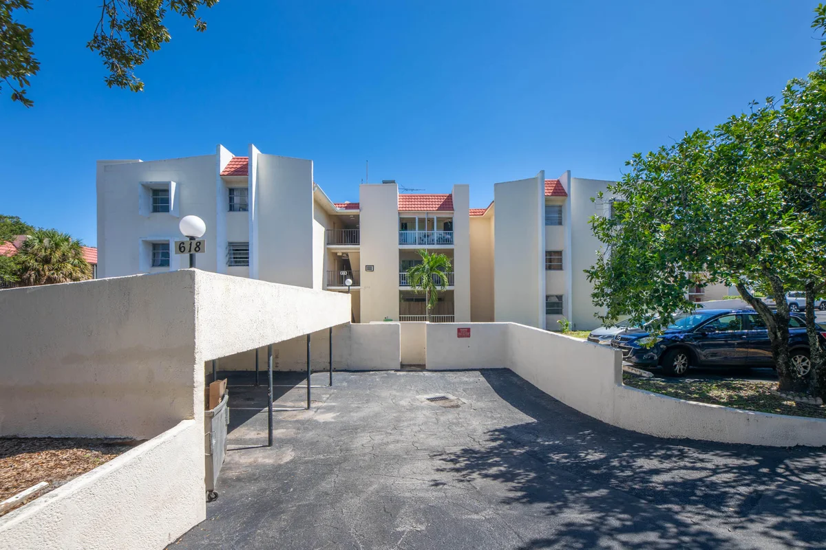 618 NW 13th St #16, Boca Raton: photo 1 of 11