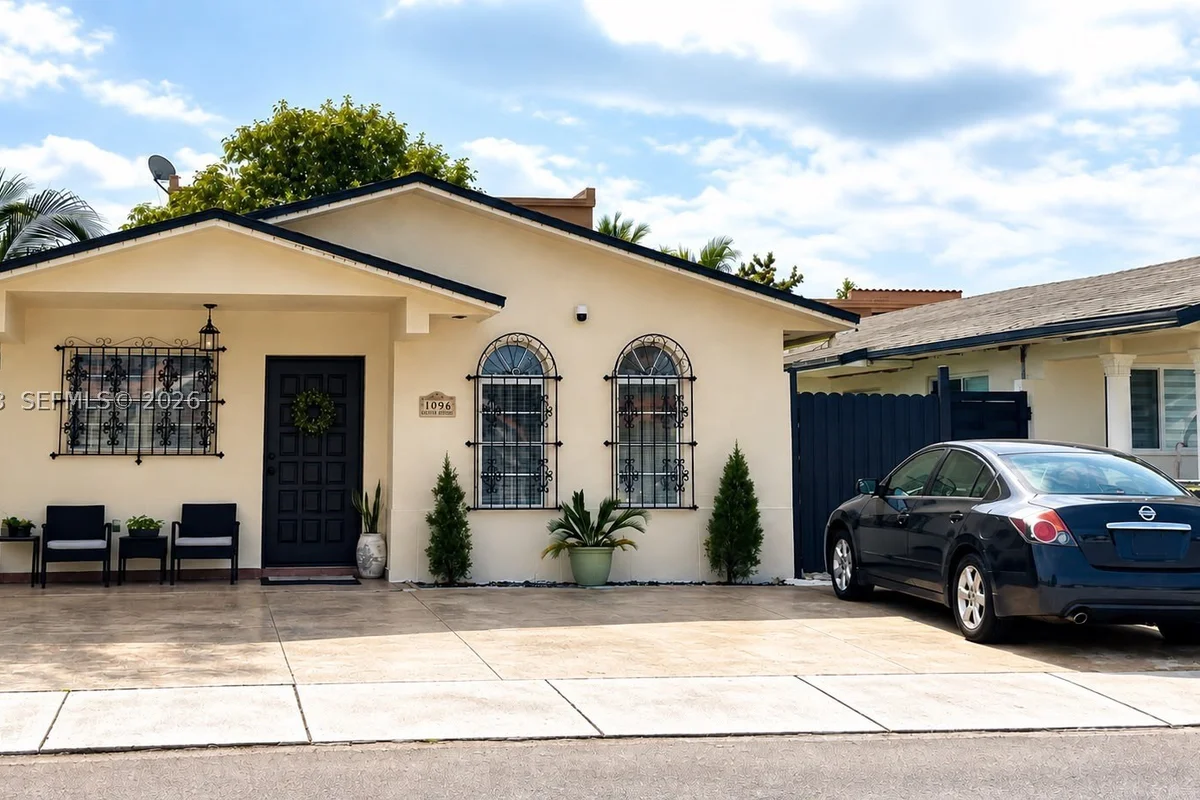 1096 W 40th Pl, Hialeah: photo 1 of 14