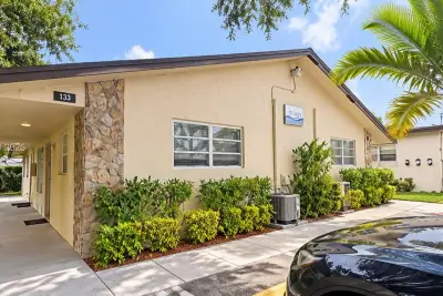 130 SE 10th St, Hallandale Beach: photo 1 of 13