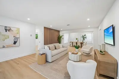 285 NE 165th St, Miami: photo 1 of 26