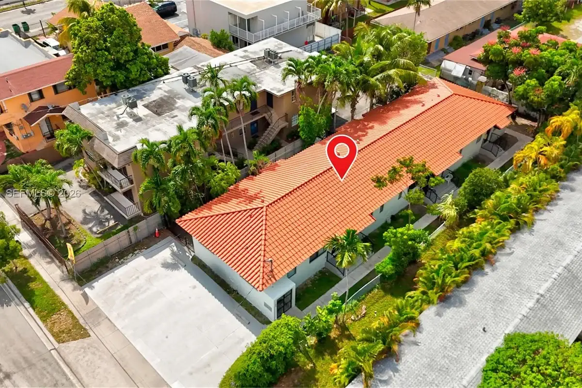 1330 NW 5th St #2, Miami: photo 1 of 39
