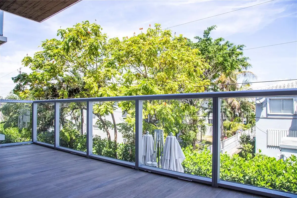 529 SW 11th St #203, Miami: photo 1 of 28